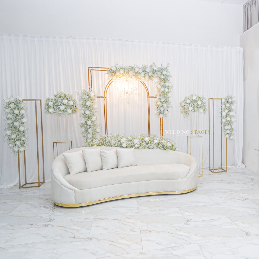 Elegante trouwdecor met bloemen en witte bank