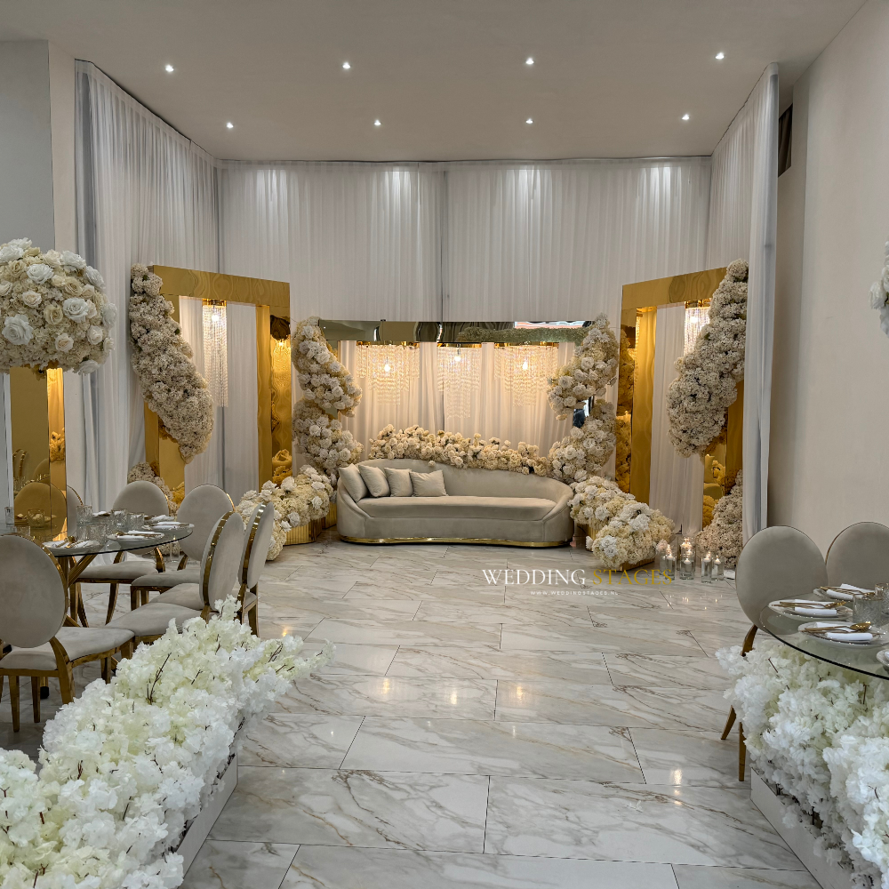 Luxe trouwlocatie met bloemen en marmeren vloer.