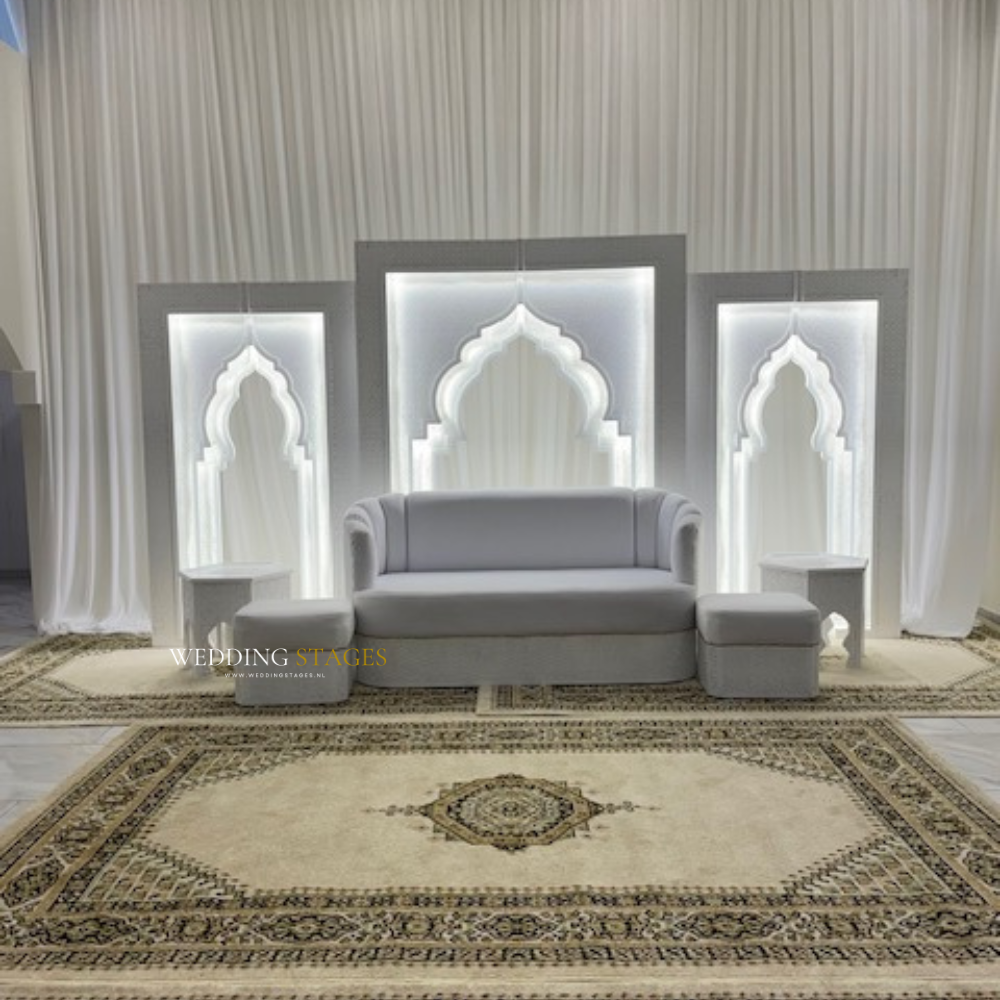Witte bank met decoratieve achtergrond en tapijt