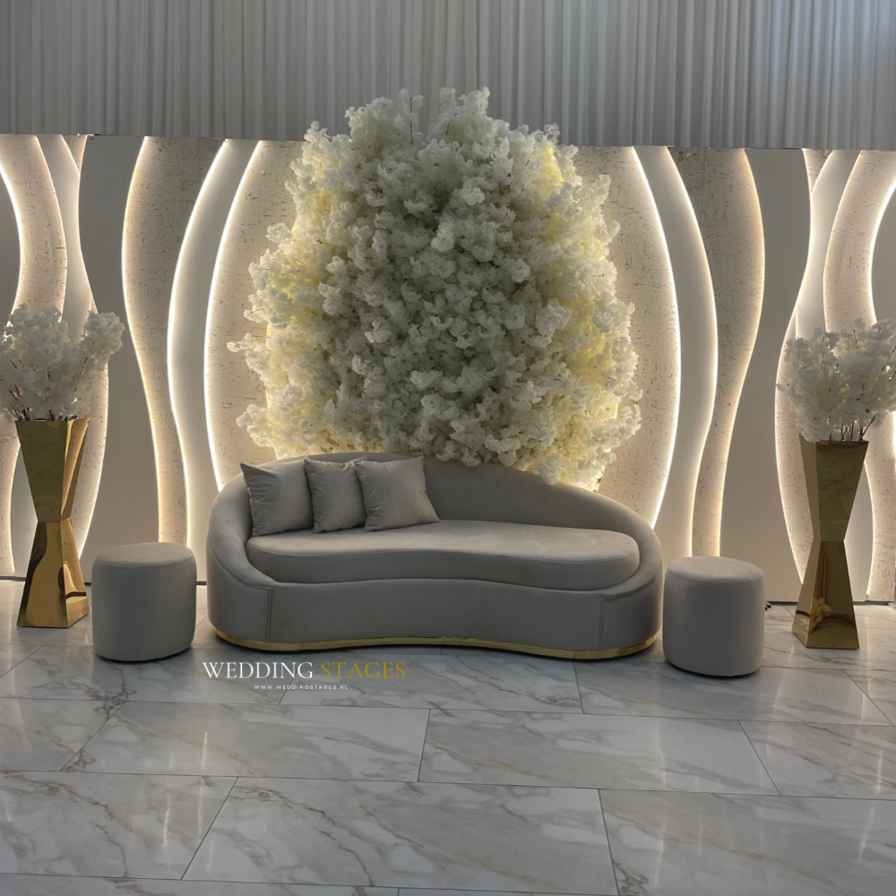 Stijlvolle lounge met bloemen en moderne verlichting