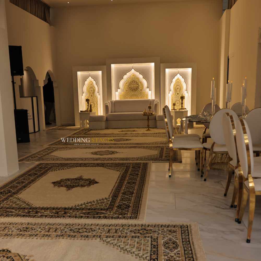Luxe trouwlocatie met elegant interieur en gouden details.