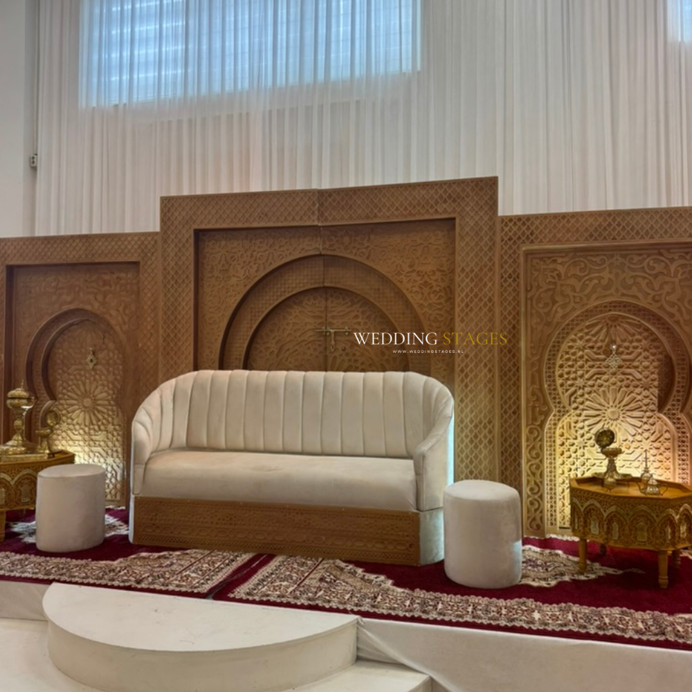 Mooie trouwlocatie met luxe zitmeubels en decor.
