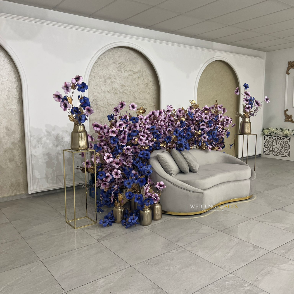 Luxe bank met paarse en blauwe bloemen