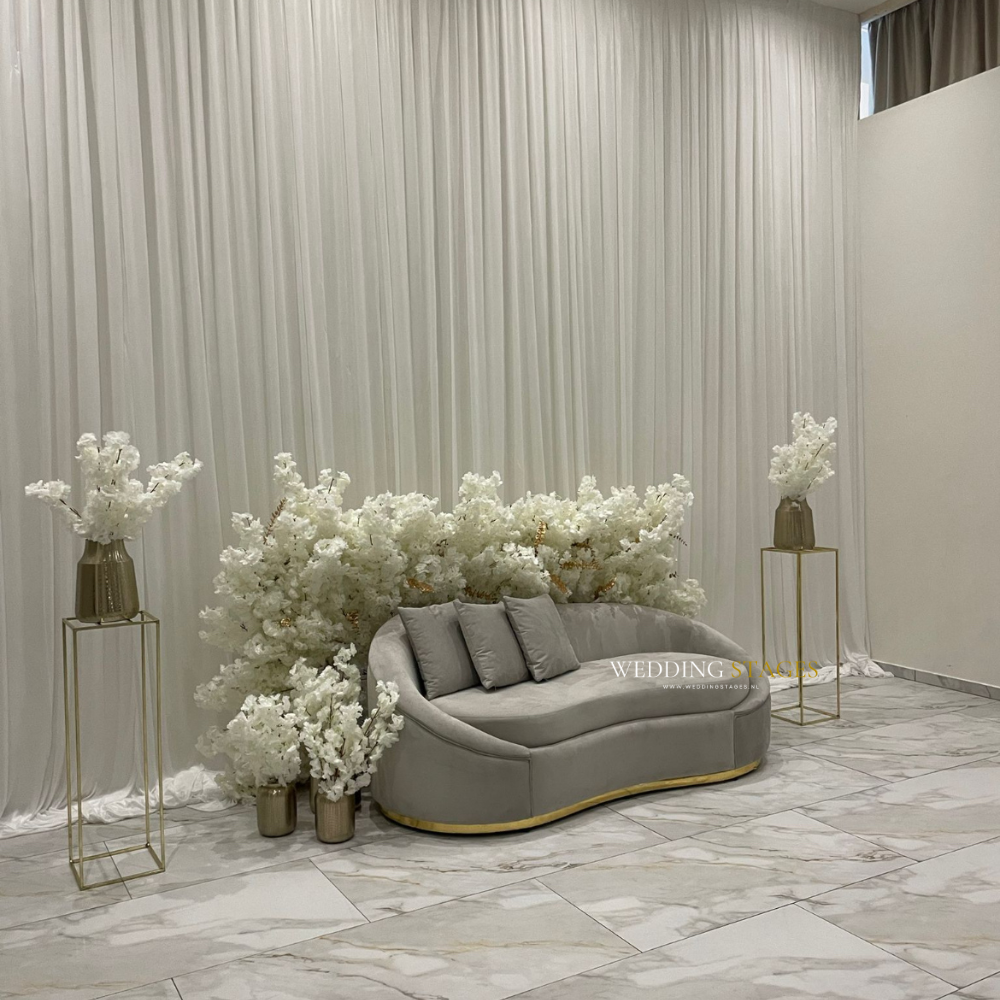Moderne lounge met bloemen en marmeren vloer.
