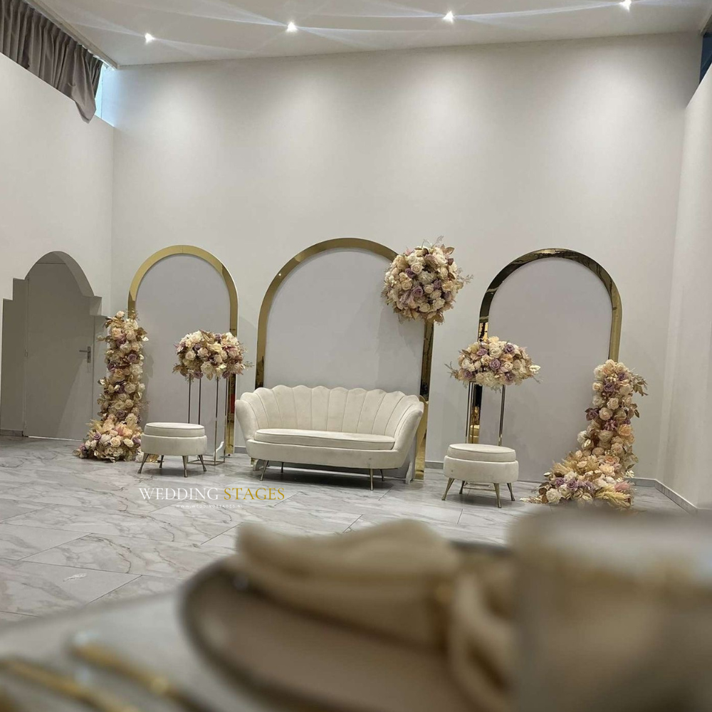 Elegant bruiloftsdecor met bloemen en witmeubels.