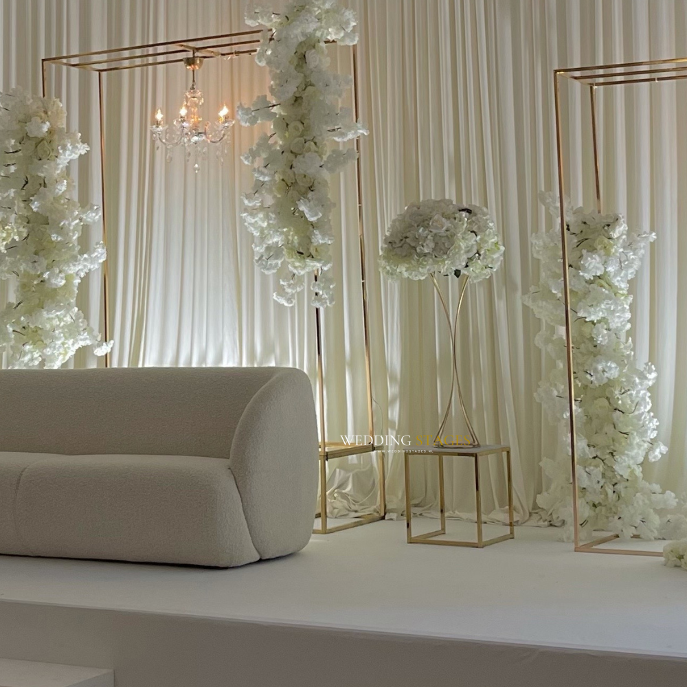Elegante witte bruiloft decor met bloemen en kroonluchter.