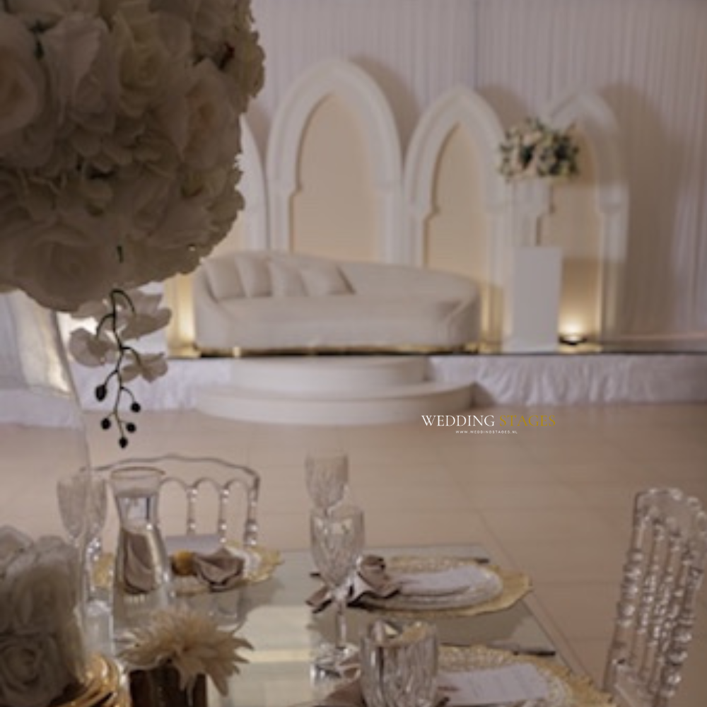 Elegant trouwlocatie met bloemen en decoratie.