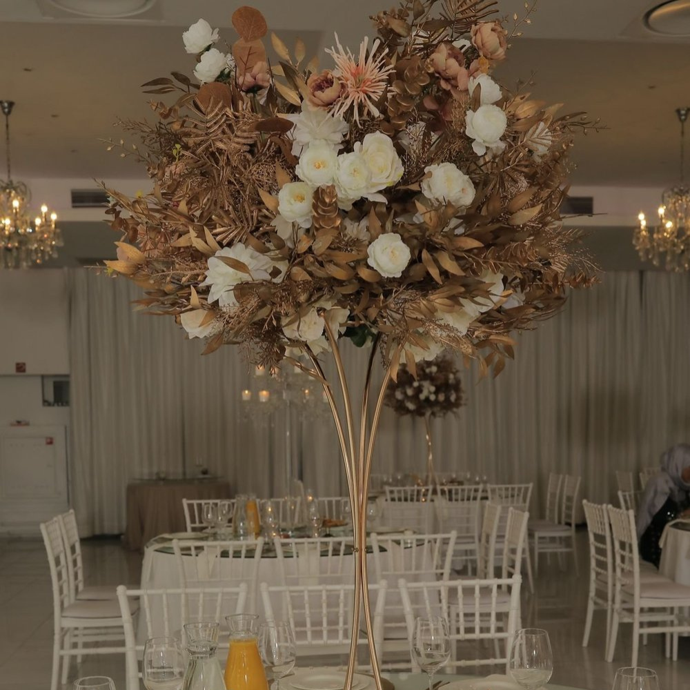 Elegante bloemdecoratie op bruiloftstafel, gouden en witte kleuren.
