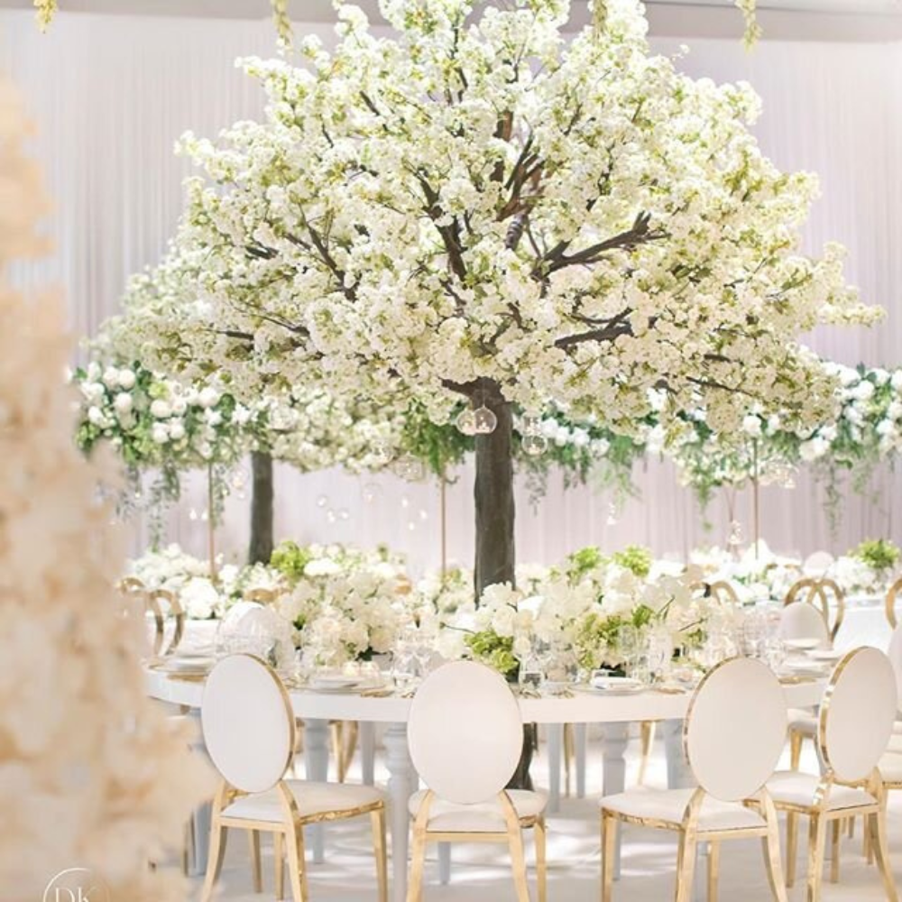Elegante bruiloftstafel met bloesemdecoratie