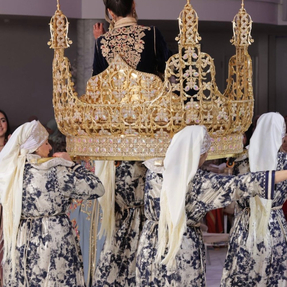 Traditionele dans met grote gouden kroon