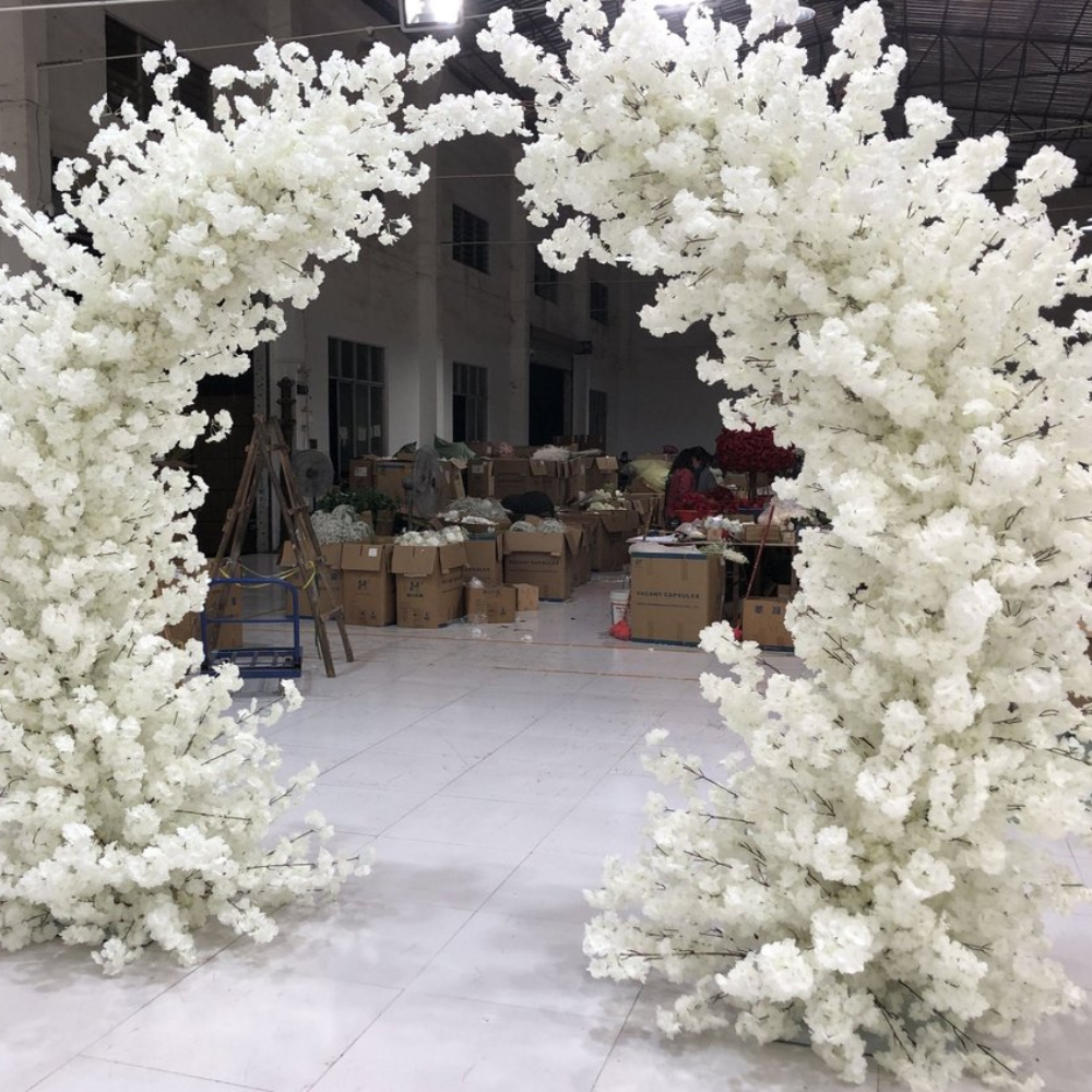 Winkel met witte bloemen en dozen in de achtergrond.