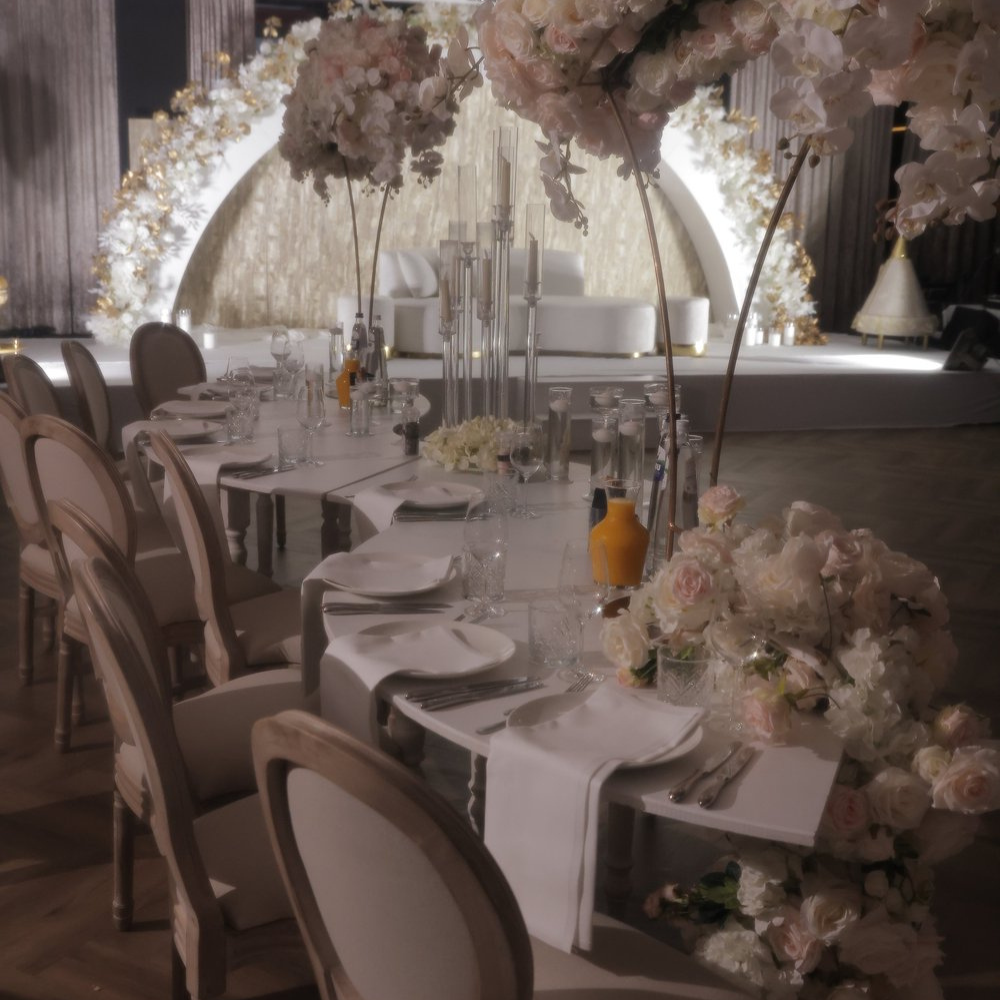 Elegante bruiloftstafel met bloemstukken en decoratie