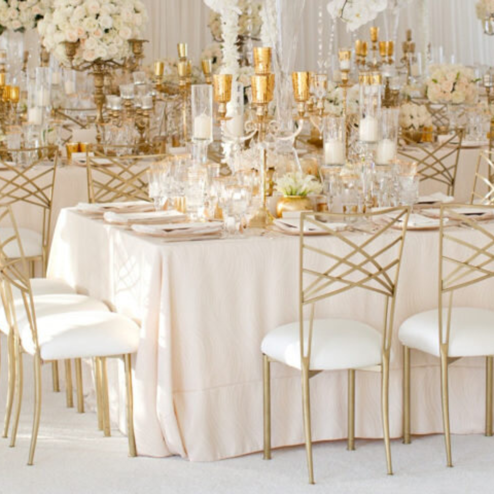 Elegante bruiloftstafelopstelling met gouden accenten.