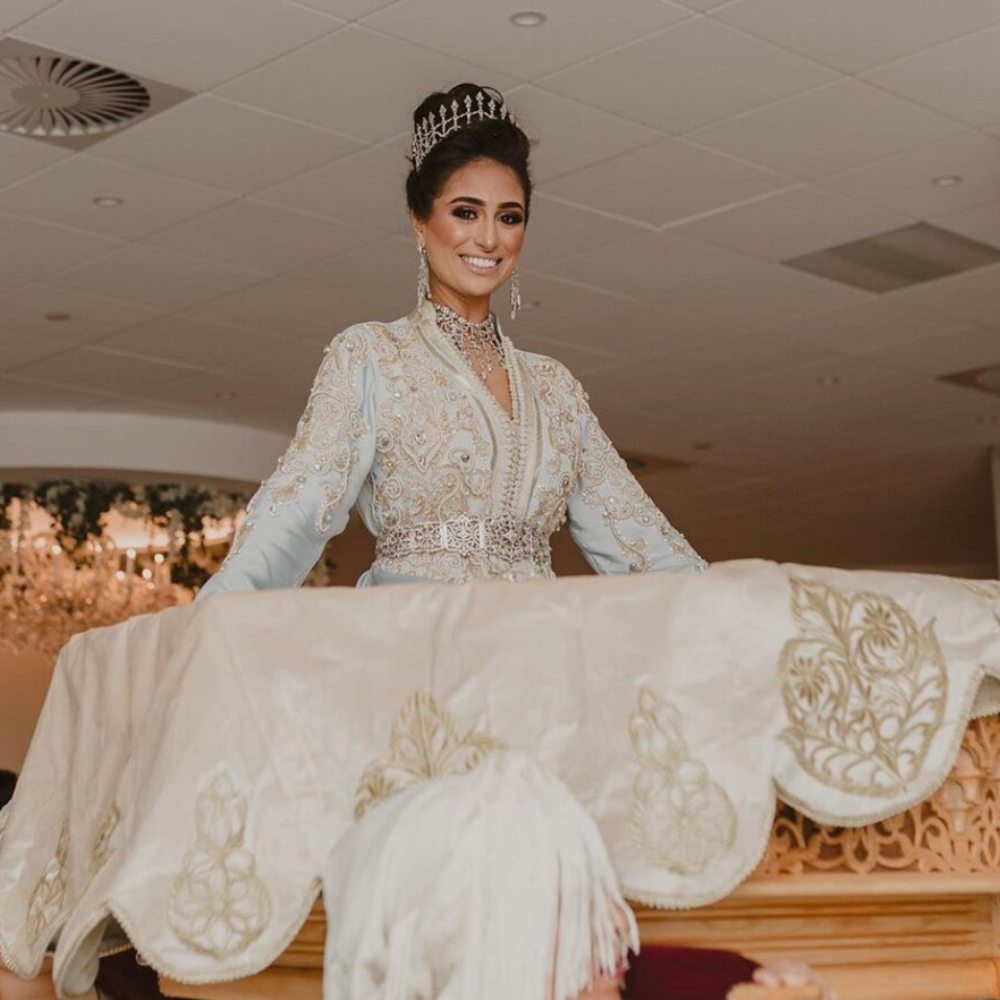 Stralende bruid in traditionele bruidsjurk en tiara.