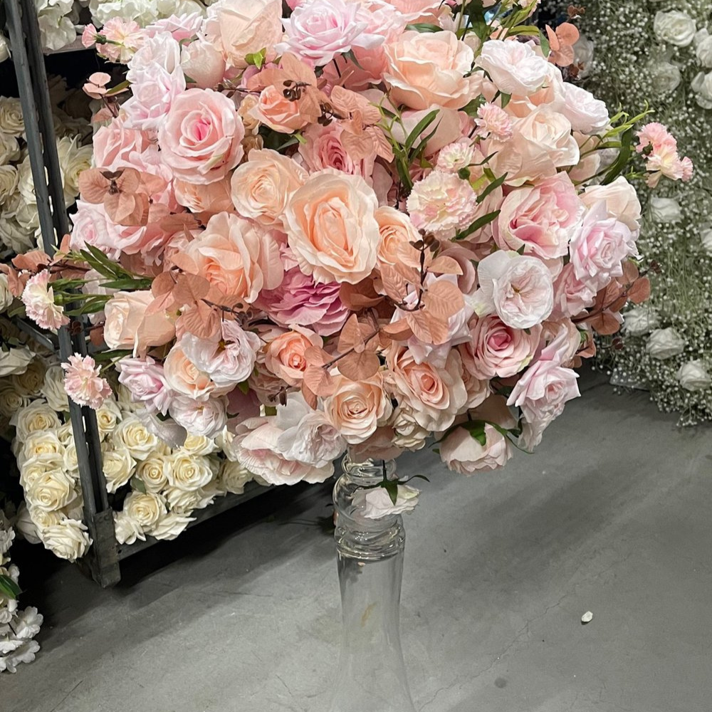Boeket met roze en perzik rozen in vaas.