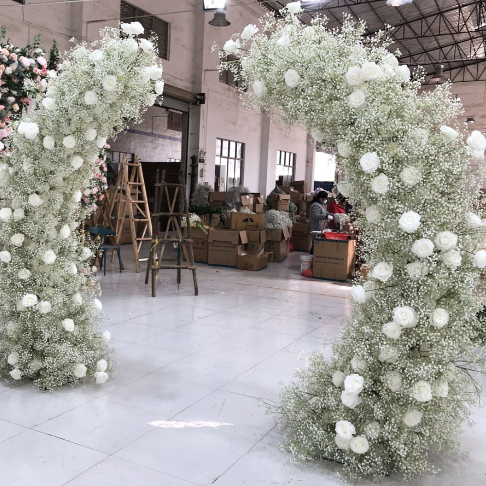 Grote witte bloemenbogen in magazijn