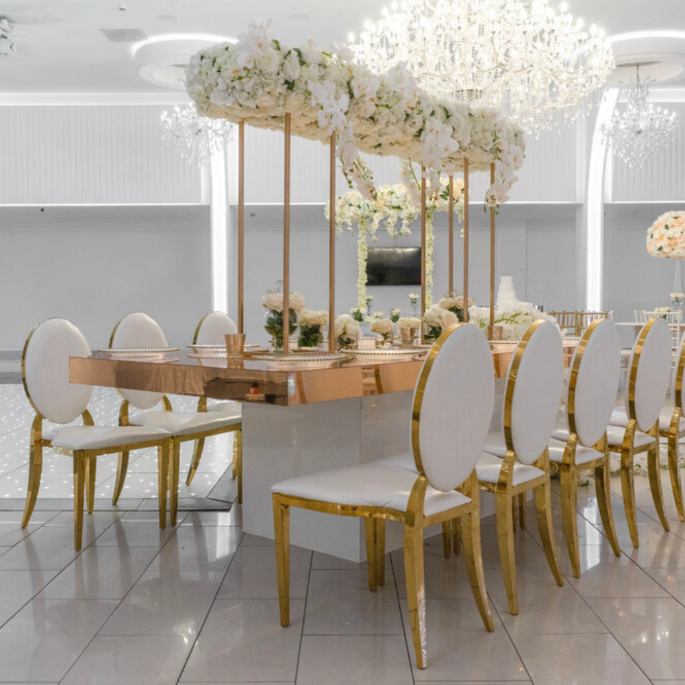 Elegante eettafel met bloemen en kroonluchters