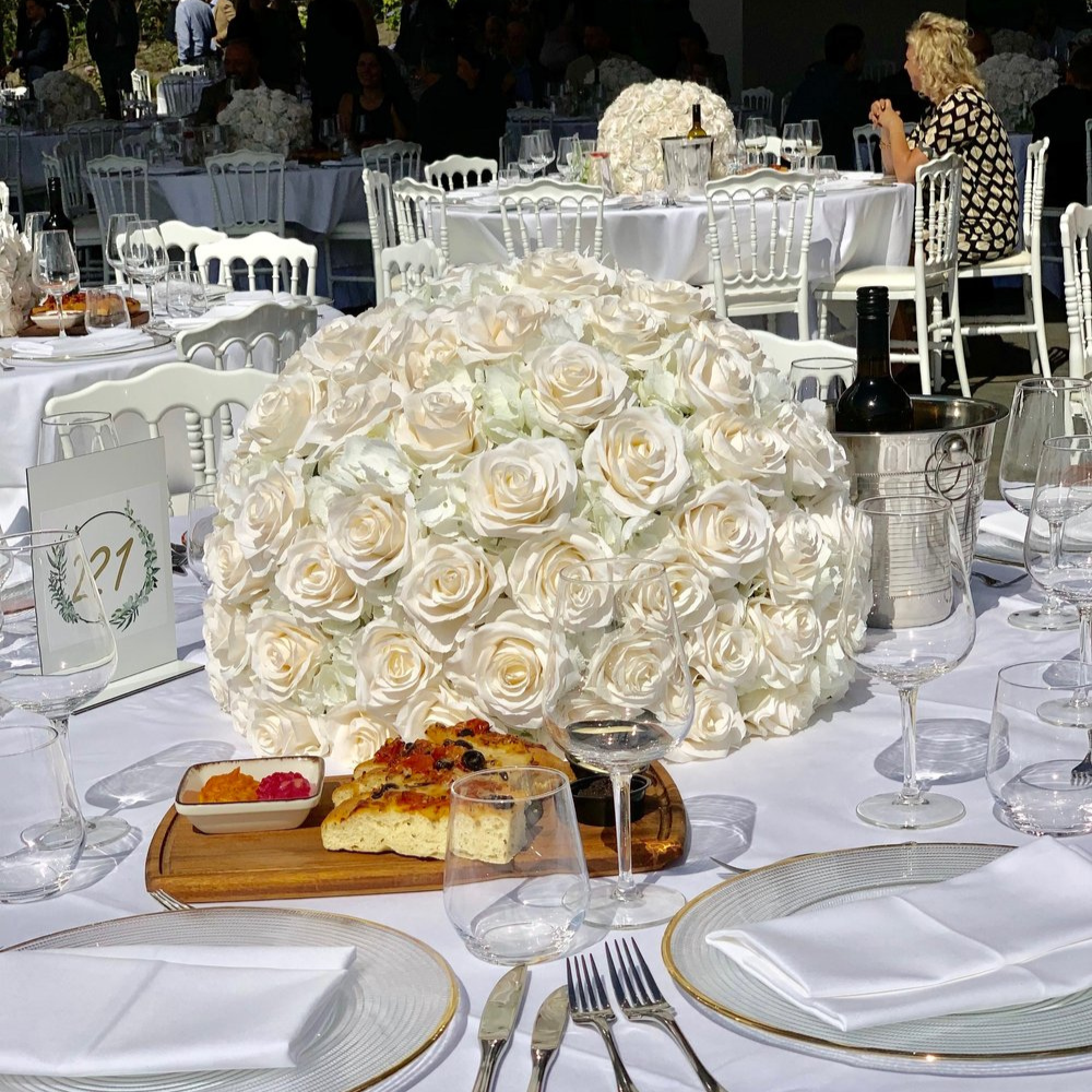 Gedekte tafel met bloemen en wijn op bruiloft