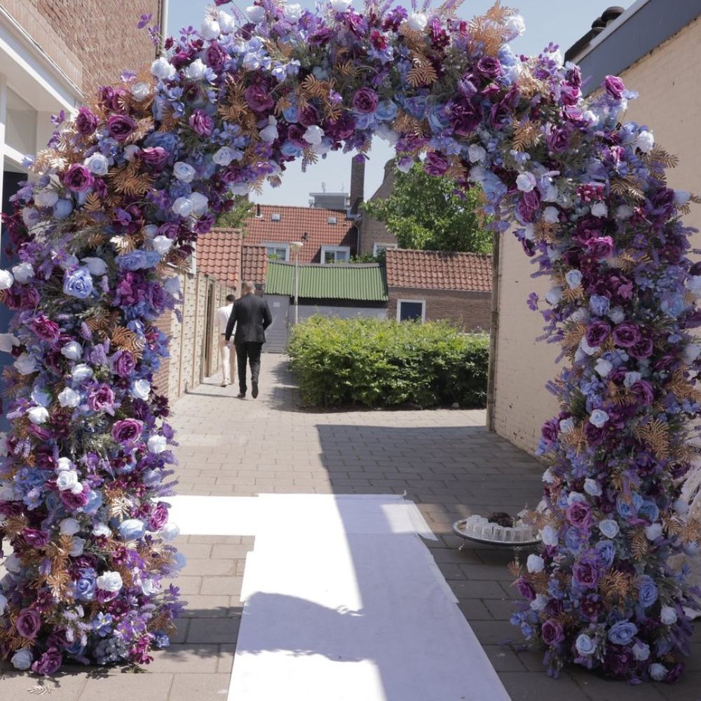 Kleurrijke bloemenboog op zonnige dag buiten.
