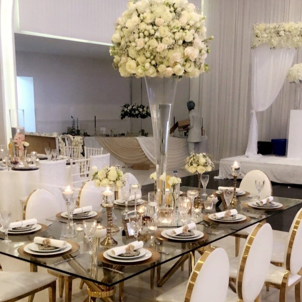 Elegant gedekte tafel met bloemen en kaarsen