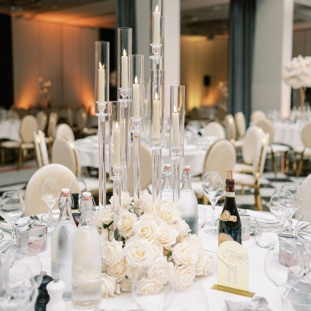 Elegant bruiloftstafel met bloemen en kaarsen