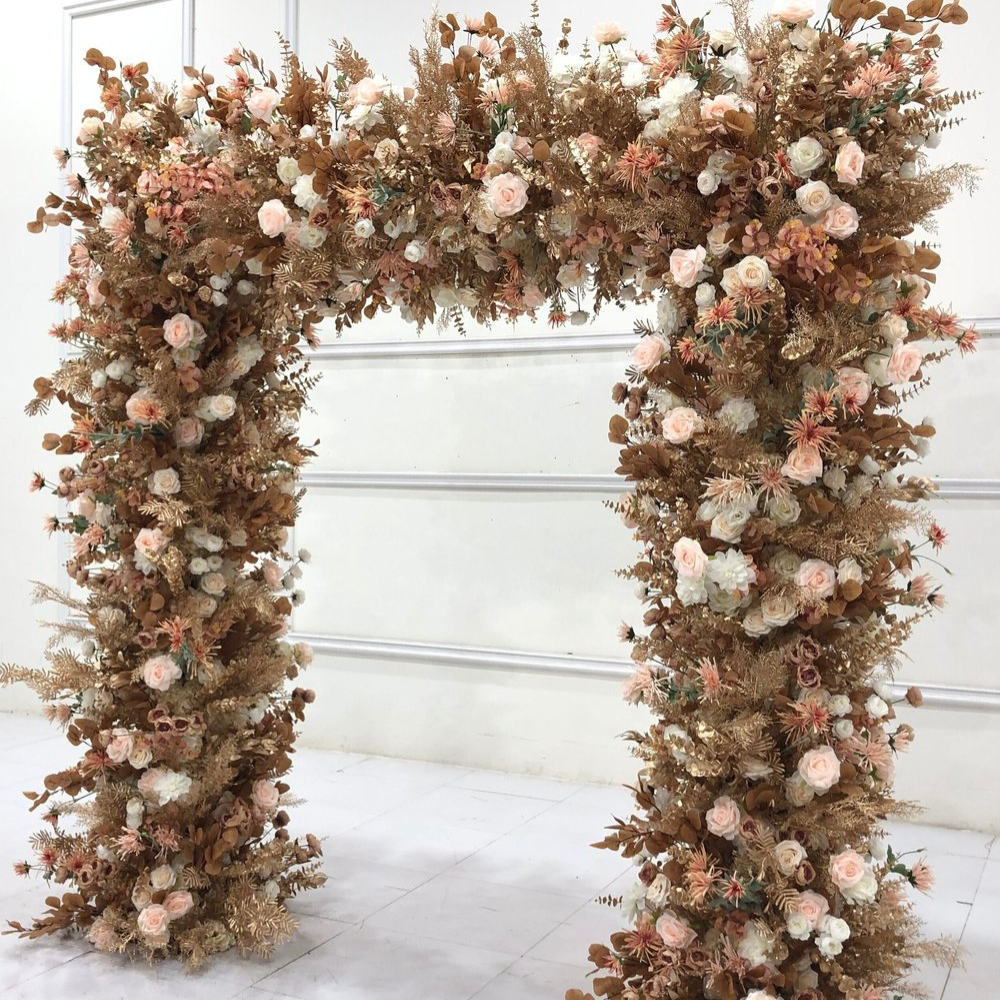 Bruiloft bloemenslinger met droogbloemen en rozen.