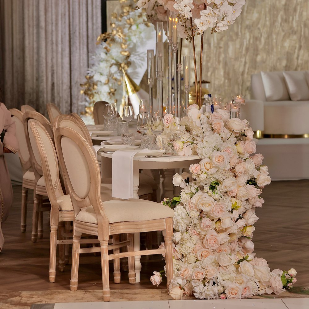 Gedekte tafel met bloemen en glazen op evenement.