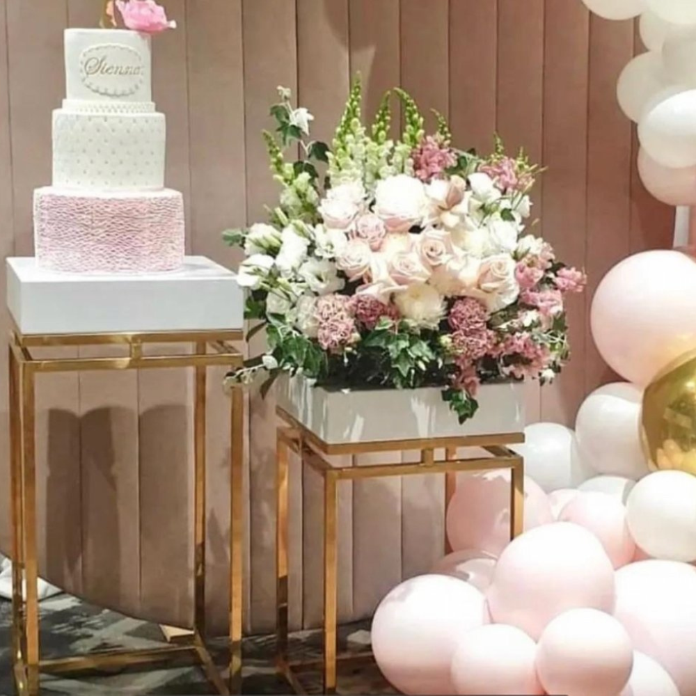 Taart en bloemenarrangement met roze ballonnen