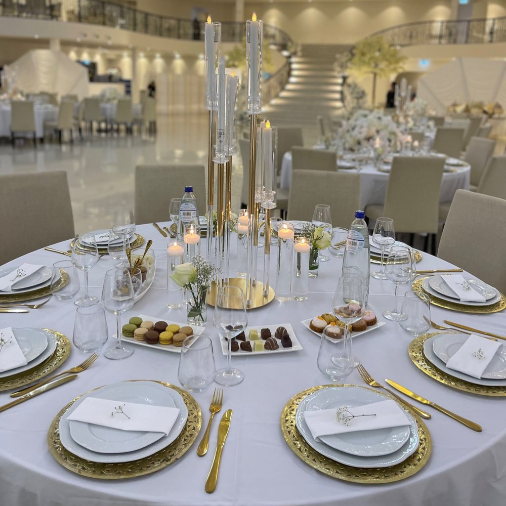 Elegante eettafel met gouden details en kaarsen.