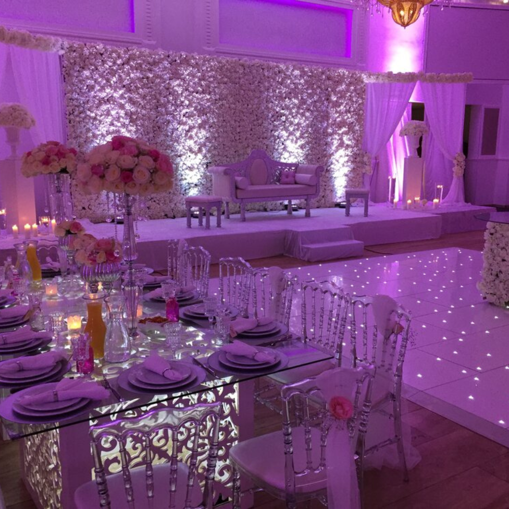 Luxueuze evenementzaal met decoratieve bloemmuur
