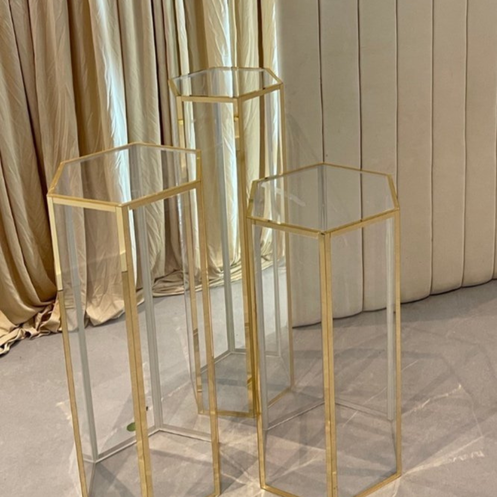 Gouden glazen vitrines met zeshoekige bovenkant.