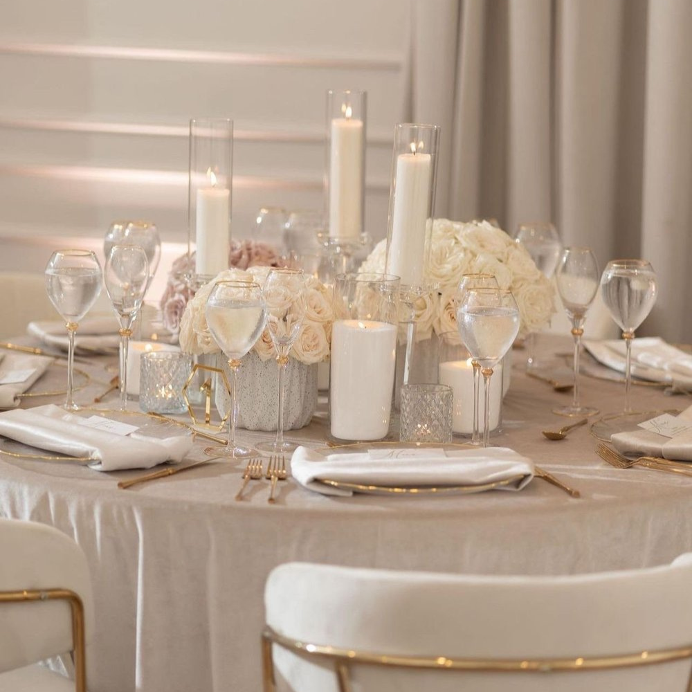 Elegante gedekte tafel met kaarsen en bloemen