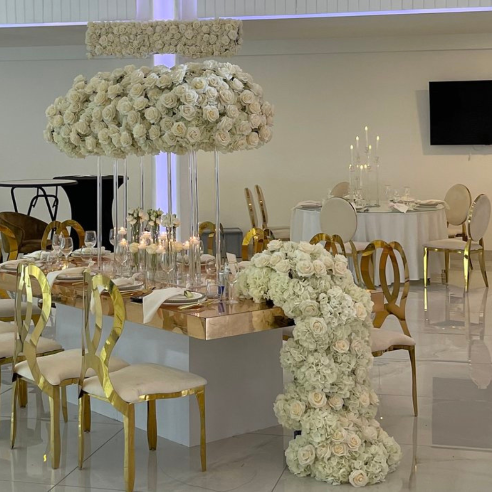 Elegant bruiloftstafel met witte rozen en kaarsen.