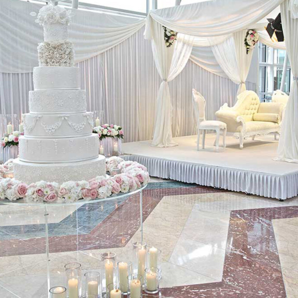 Bruiloftsdecor met grote witte taart en bloemen