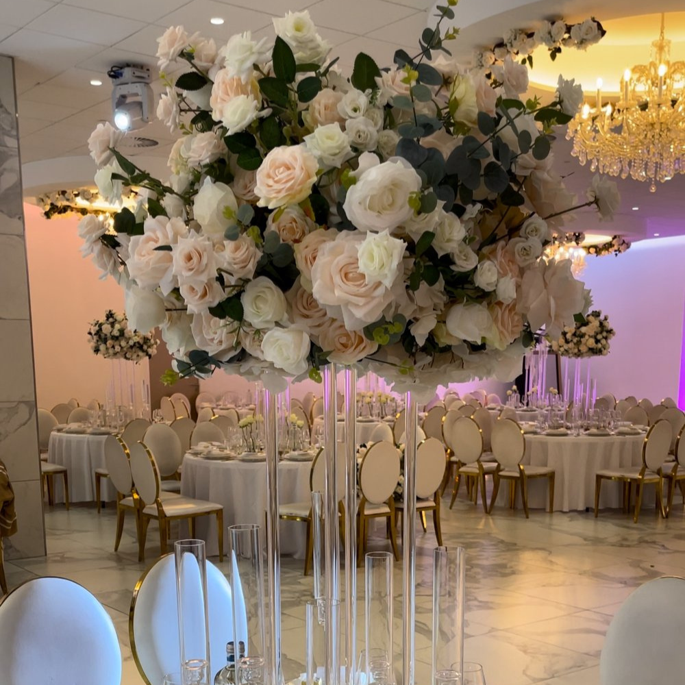 Elegant bruiloftstafel met bloemen en kandelaars.