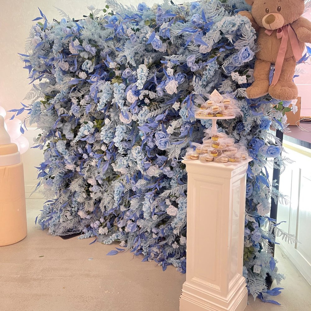Blauw bloemenmuur met cupcakes en knuffelbeer