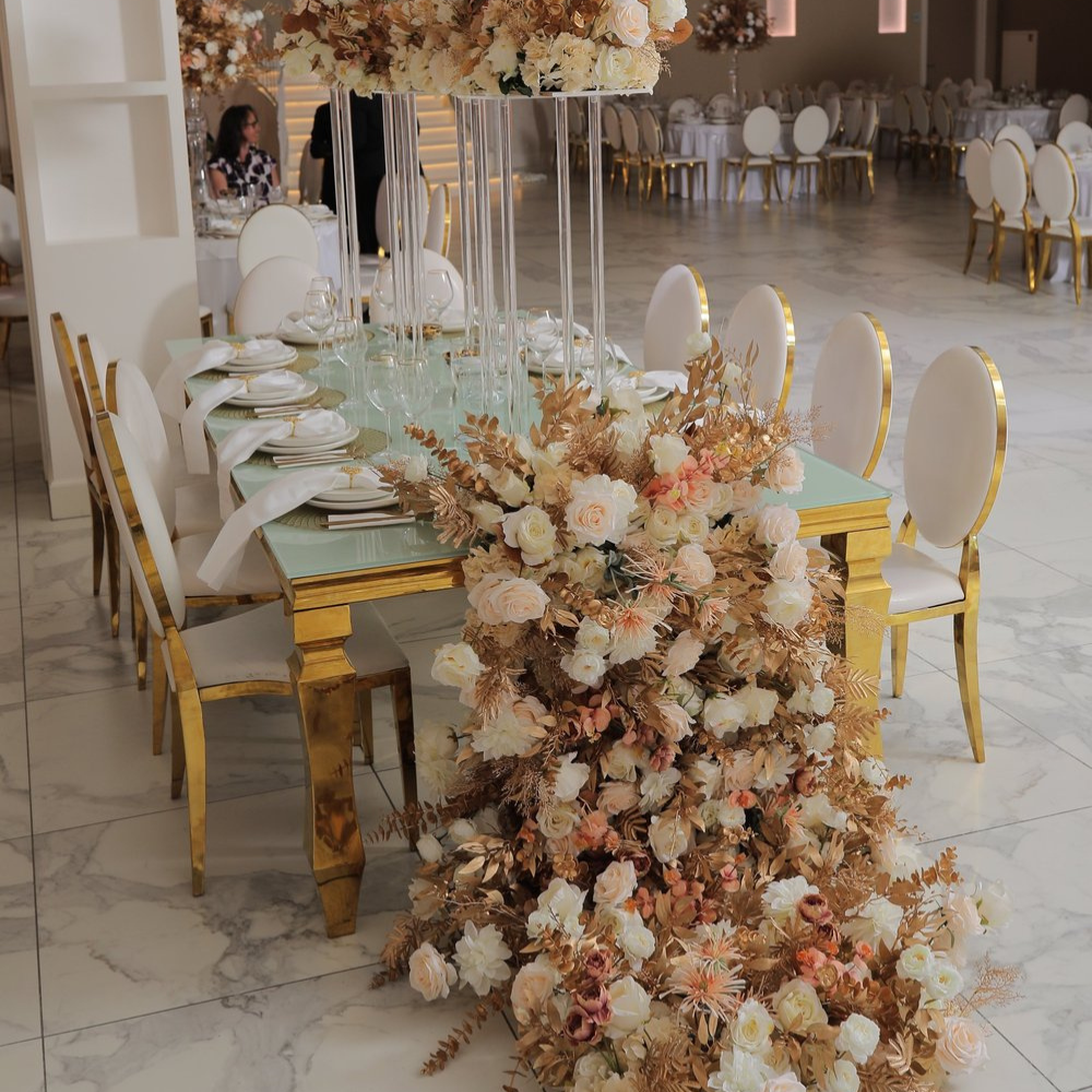 Elegant bruiloftstafel met bloemen en gouden accenten.