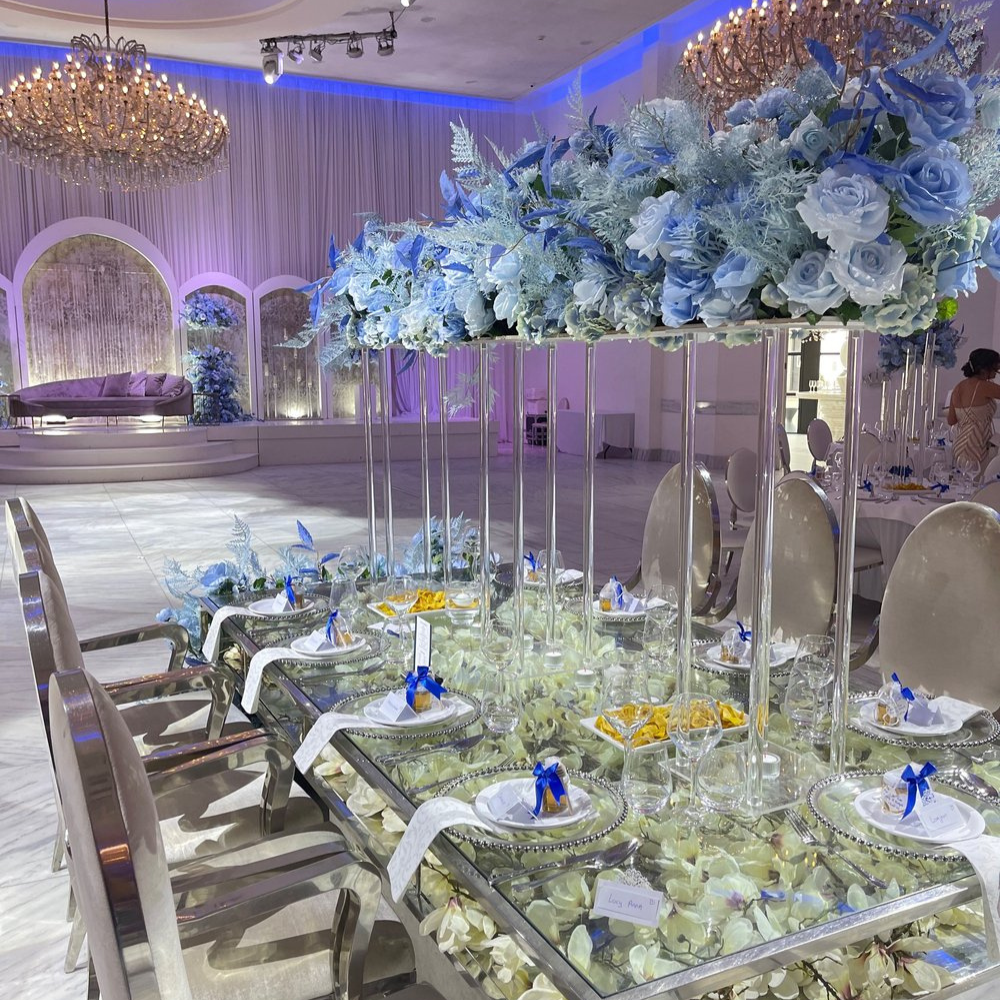 Elegant tafelopstelling met blauwe bloemendecoraties.