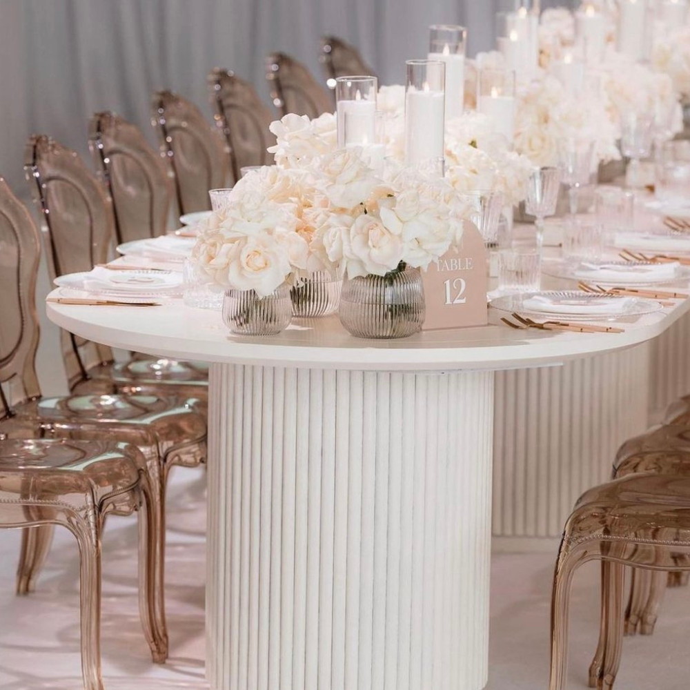 Elegant gedekte tafel met bloemen en kaarsen