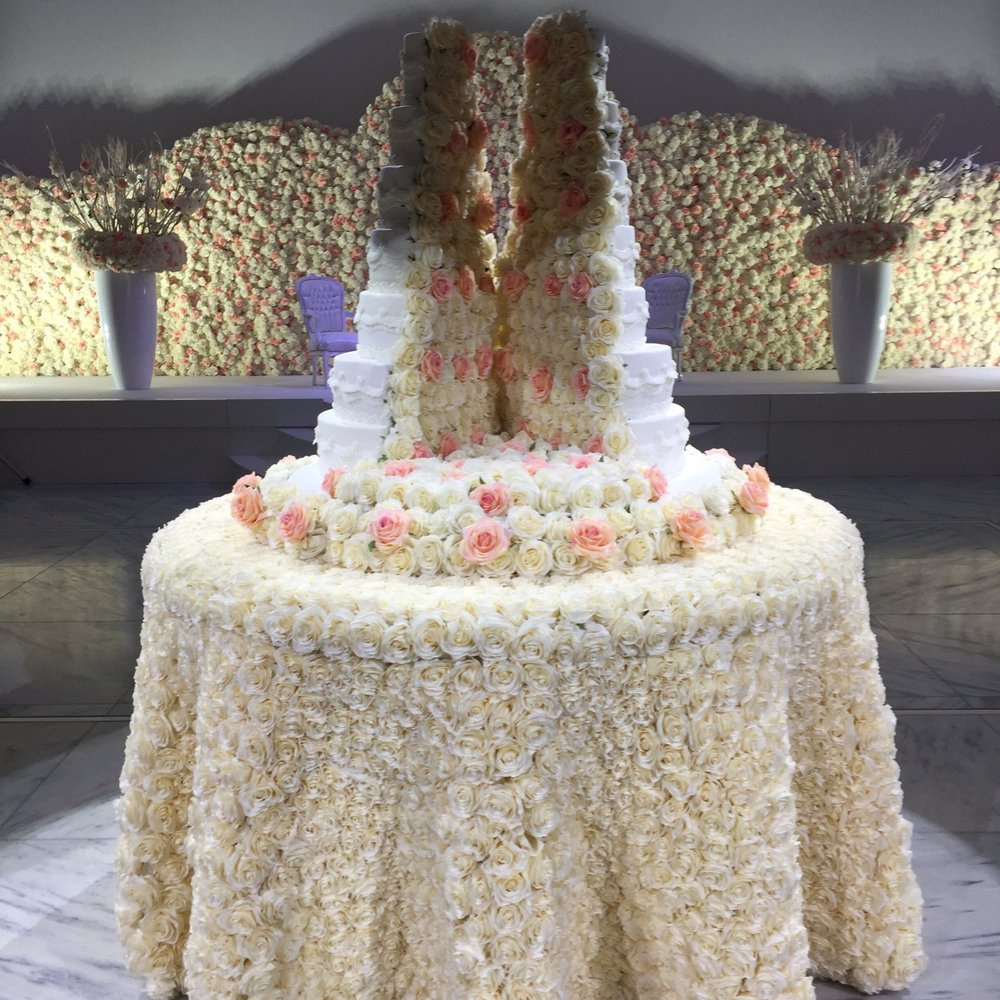 Grote bruidstaart gedecoreerd met bloemen