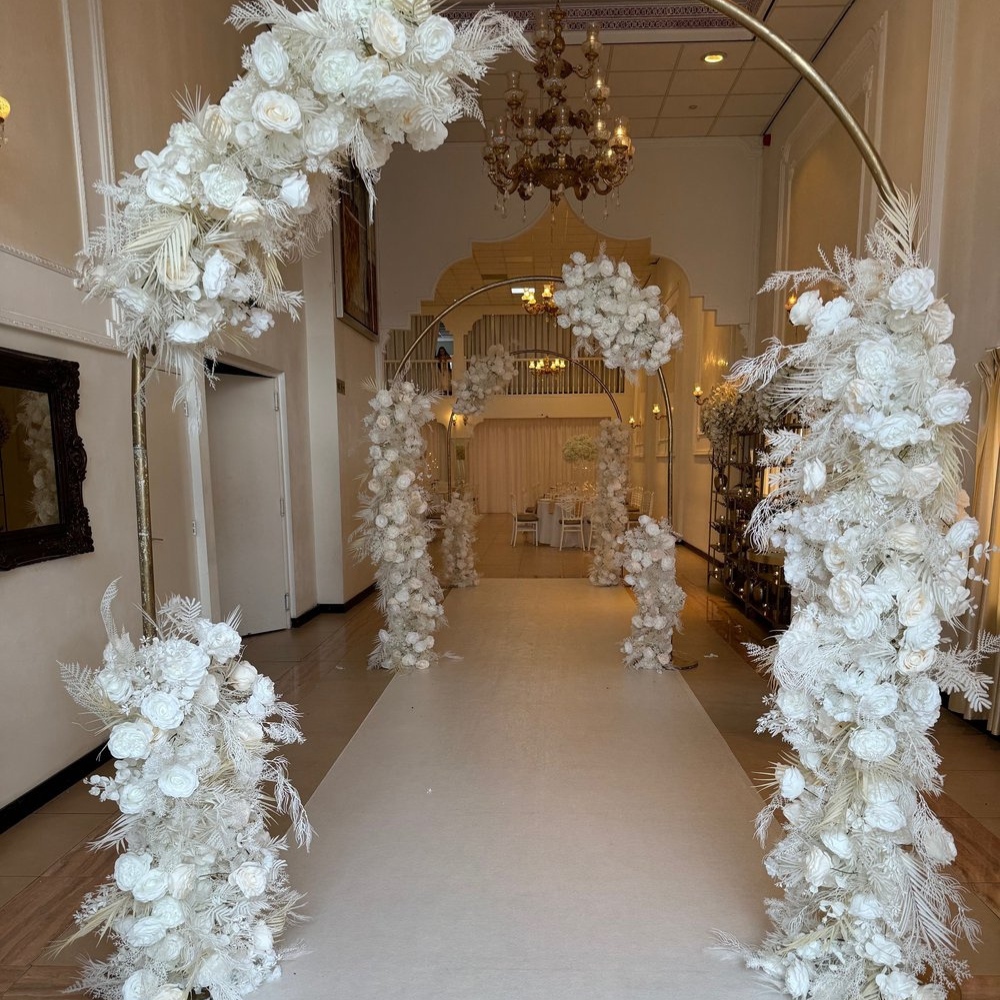 Elegante bruiloftlocatie met witte bloemendecoraties.