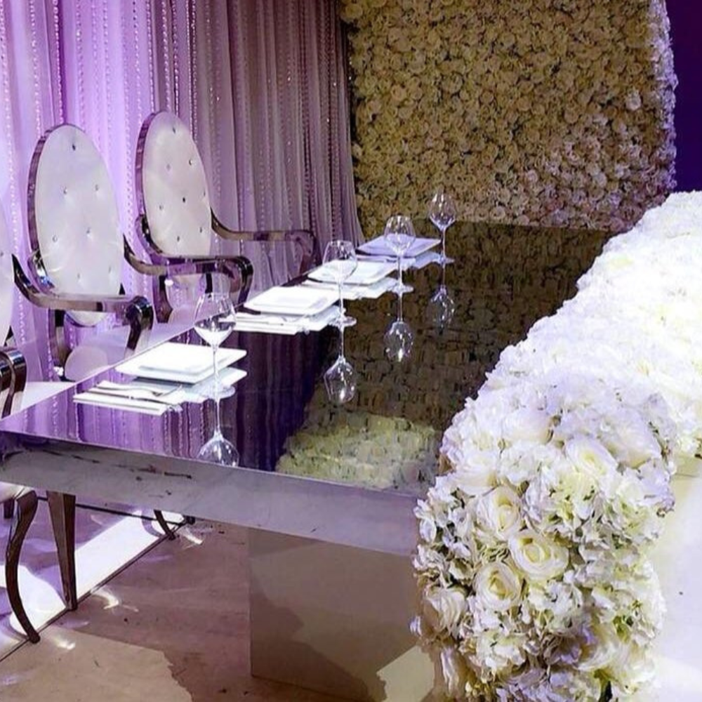 Elegante tafelopstelling met bloemen en glazen