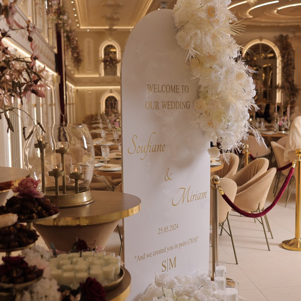 Wedding welkom bord met bloemen en kaarsen