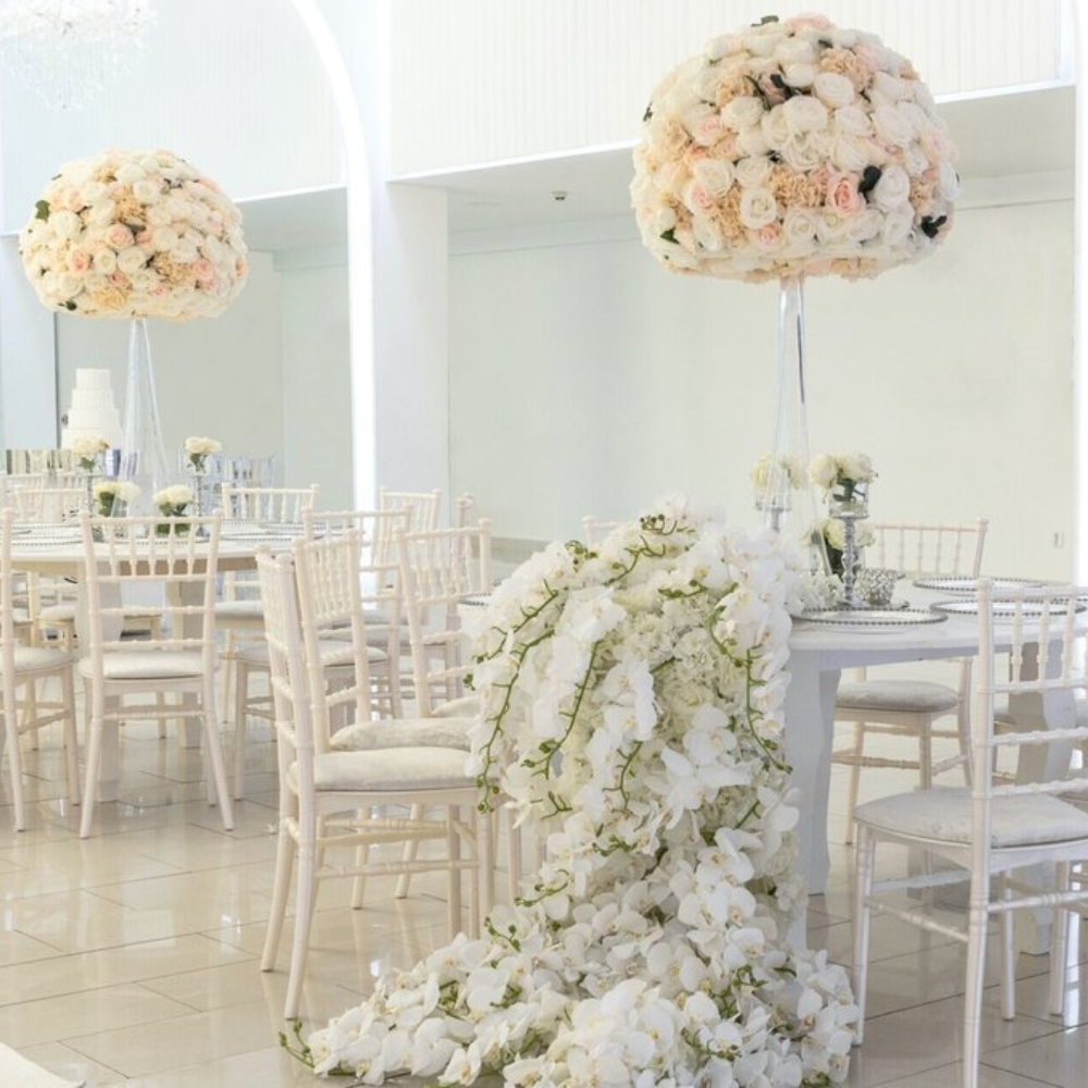 Bruiloft interieur met witte bloemen en elegante decoratie.