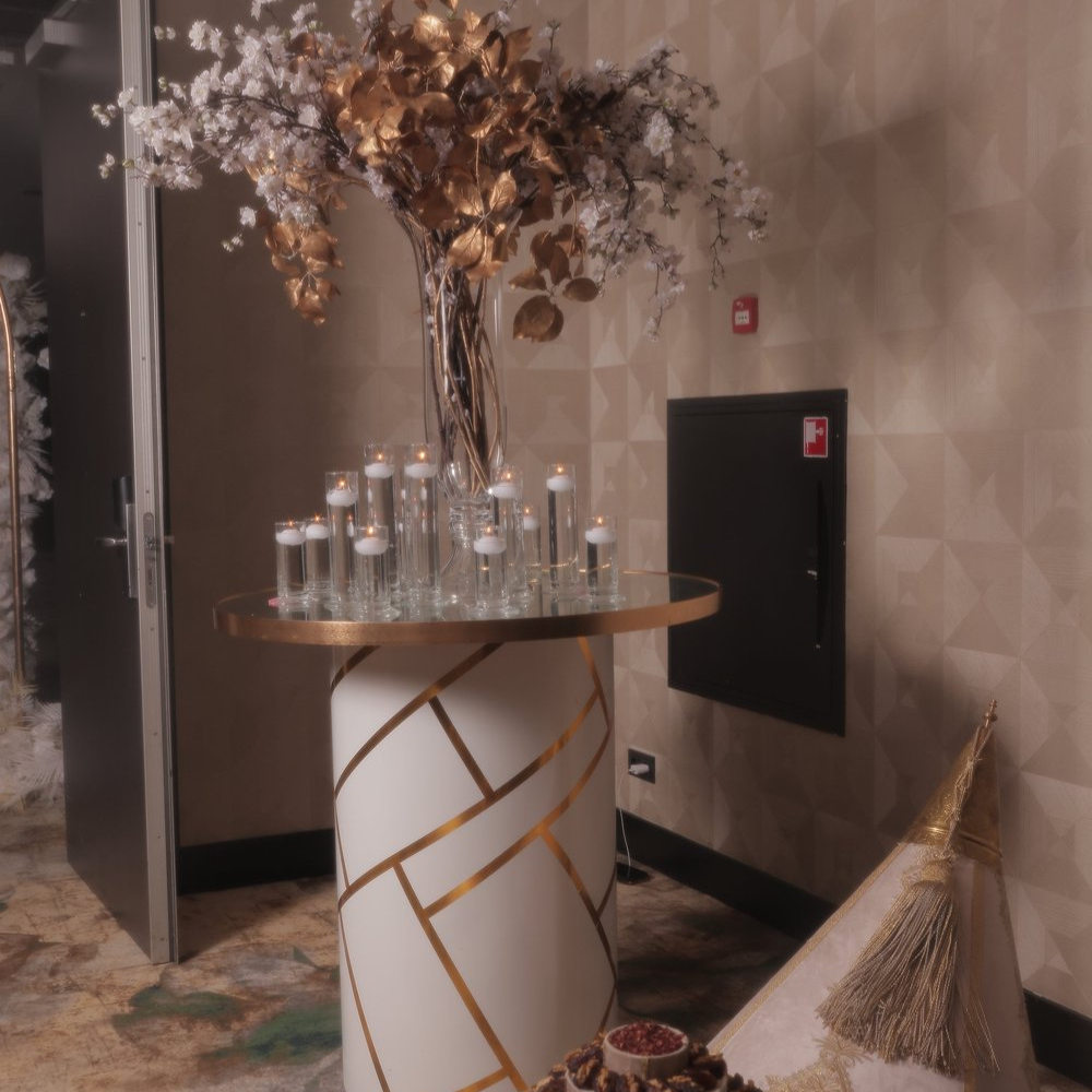 Elegante tafel met kaarsen en bloemstuk