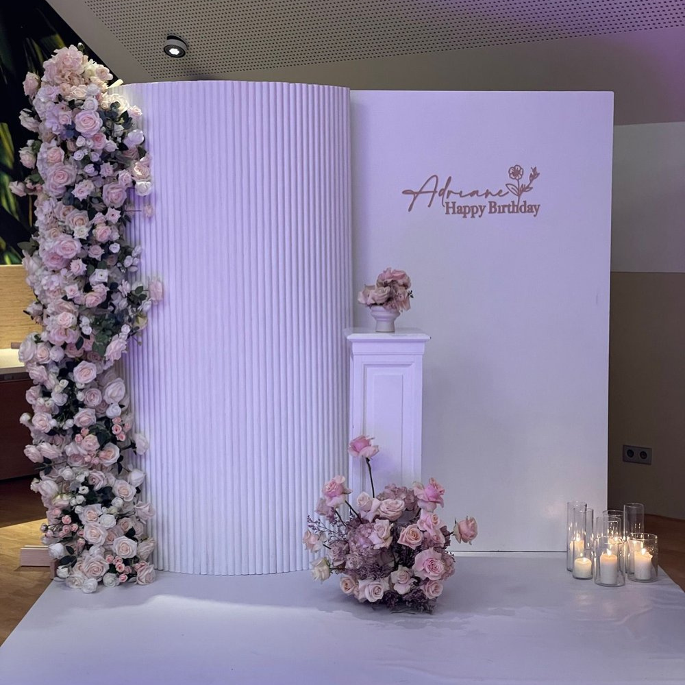 Roze bloemen en kaarsen bij verjaardagsscene