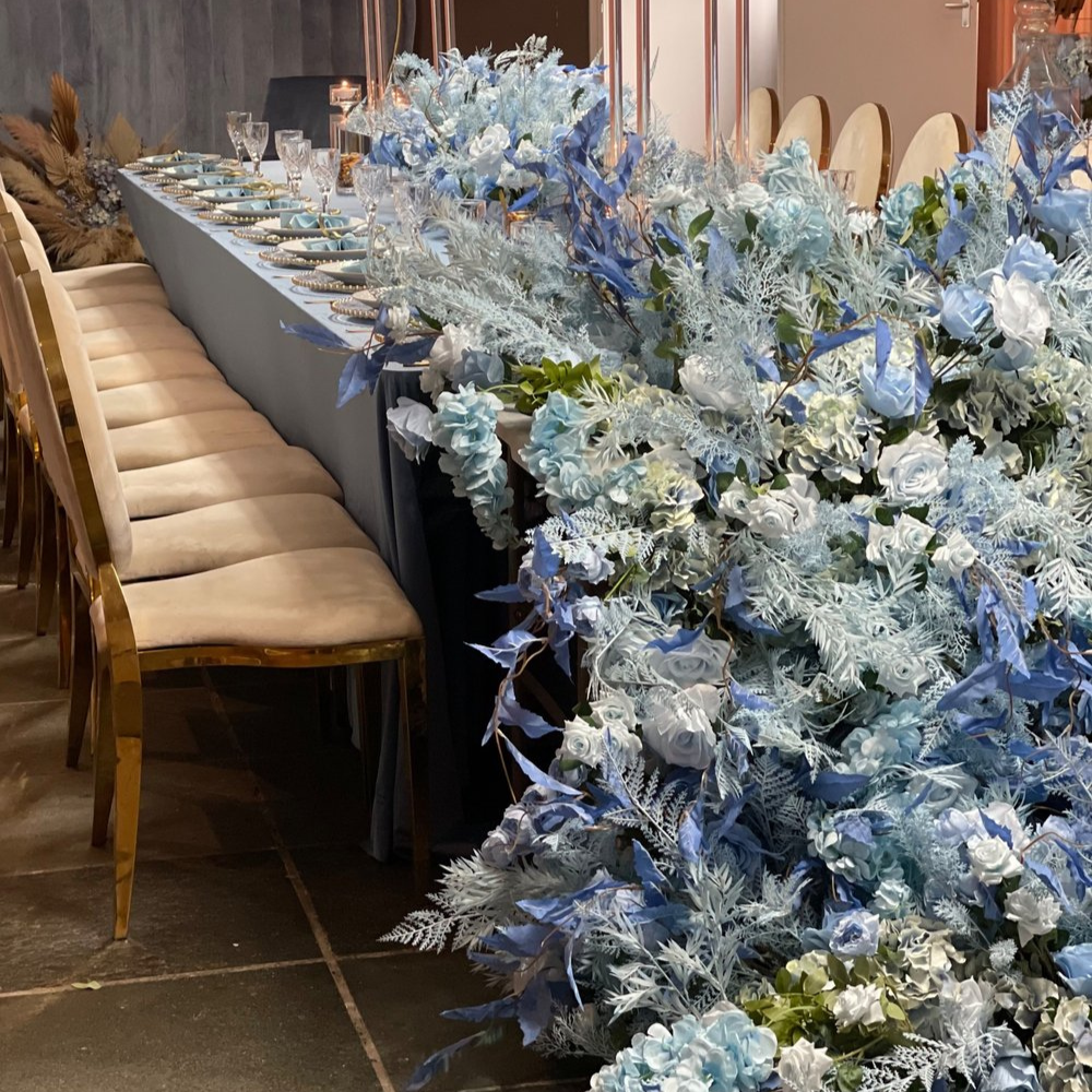 Elegant blauwe bloemenarrangement op tafel voor evenementdecoratie.