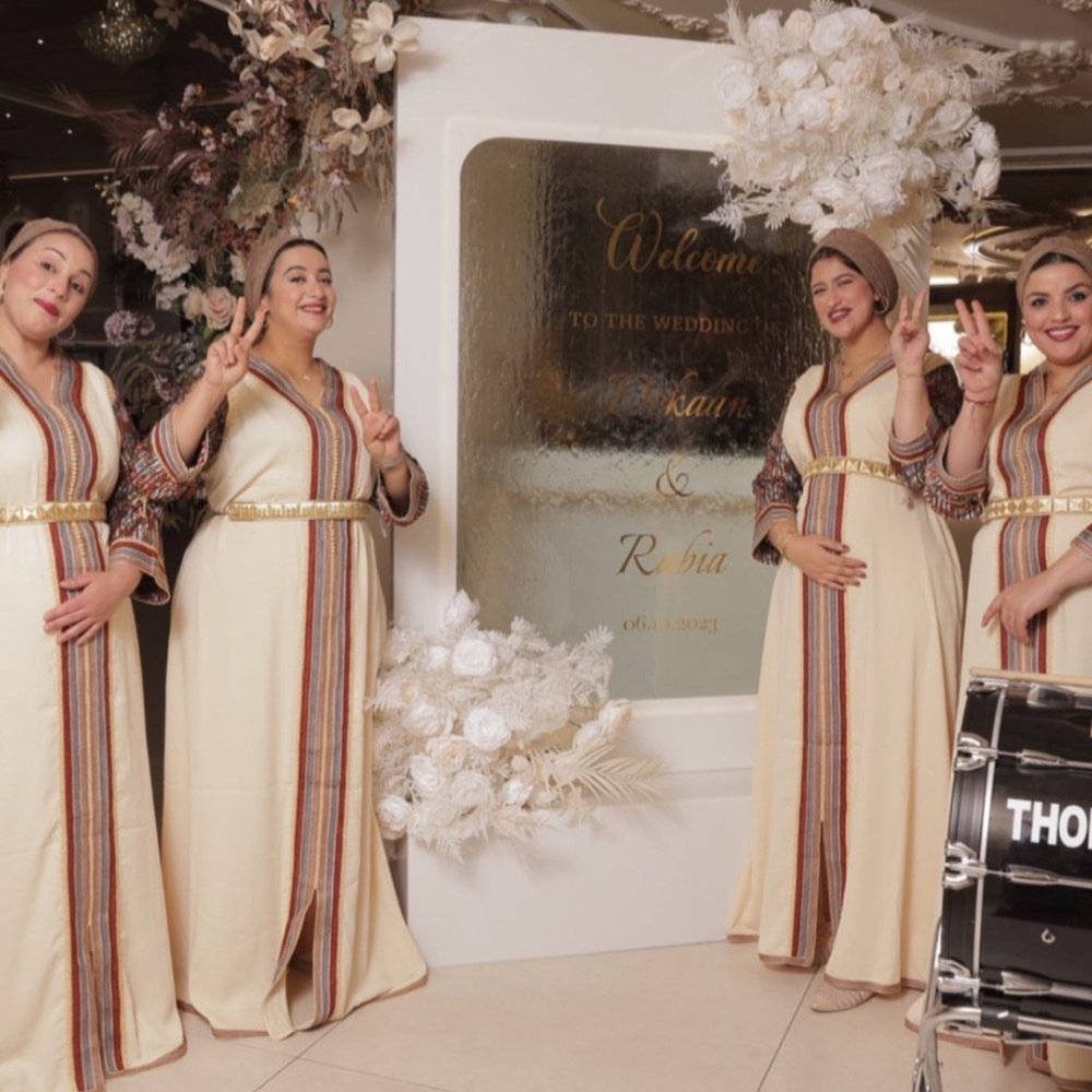Bridesmaids in traditionele jurken bij bruiloftsdecoratie.