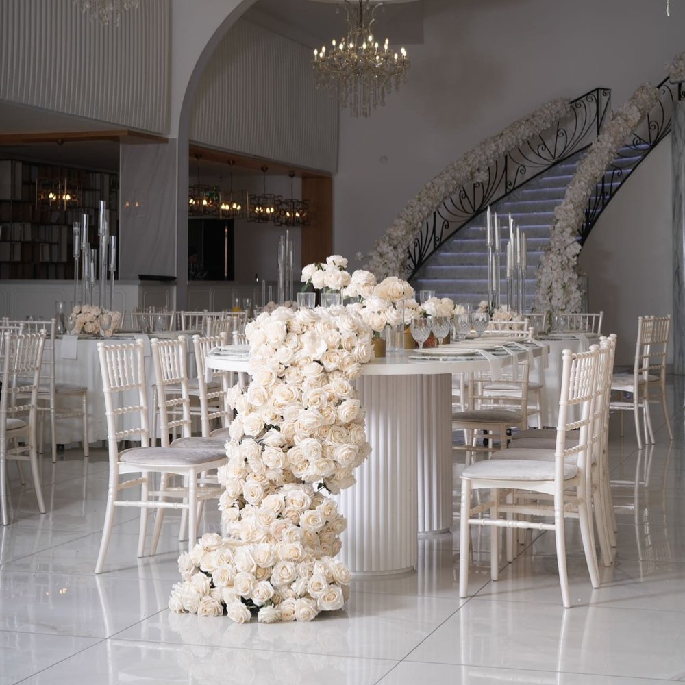 Elegant bruiloftsdecor met witte bloemen en tafels.