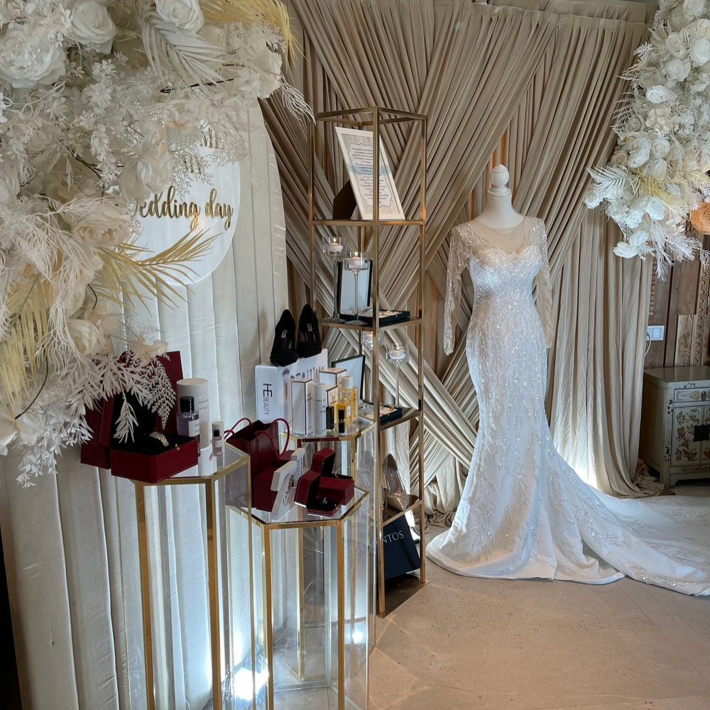 Trouwjurk en cadeau display in elegante winkel